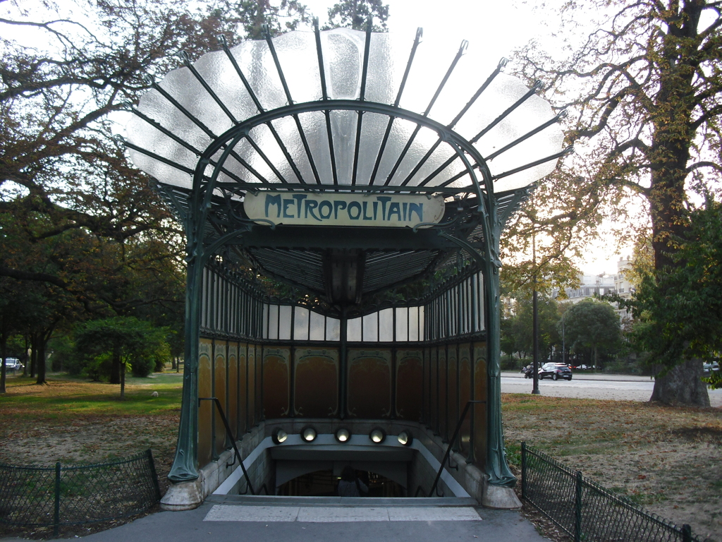 Métro Porte Dauphine (Copyright free)