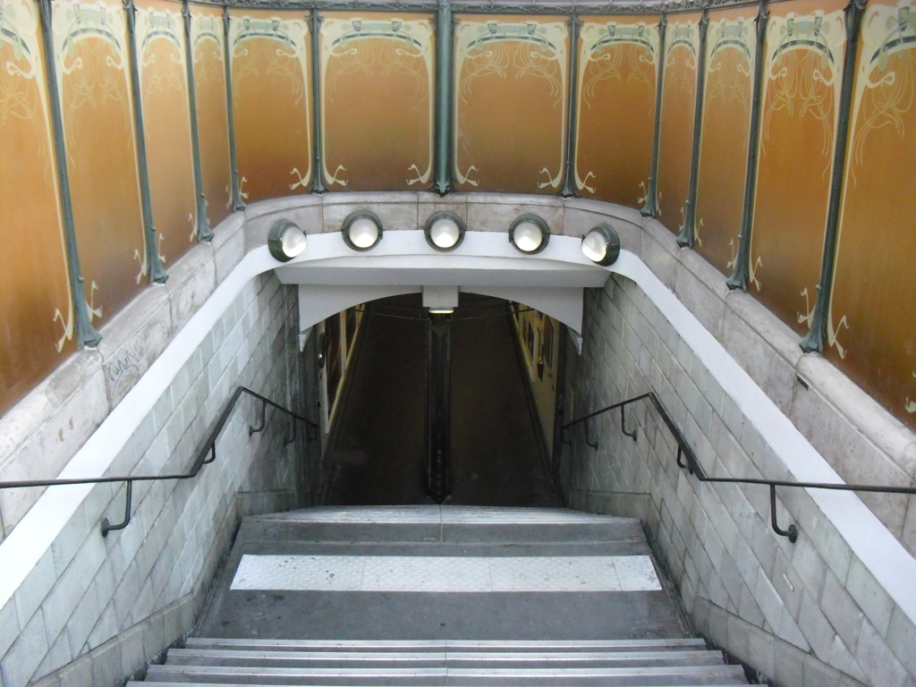 Métro Porte Dauphine (Copyright free)