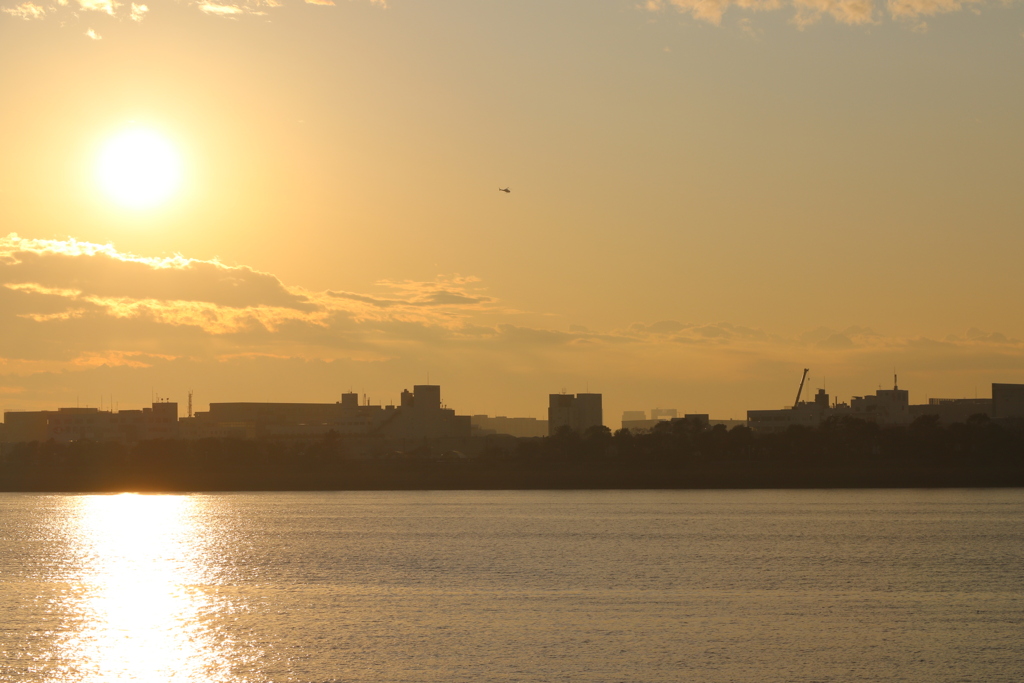 夕日間近