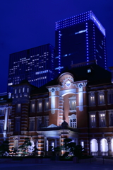 夜の東京駅とビル