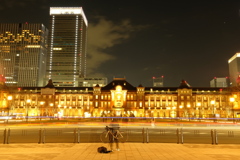 夜の東京駅前