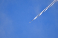 はるか上空に・・・ひこ～き雲