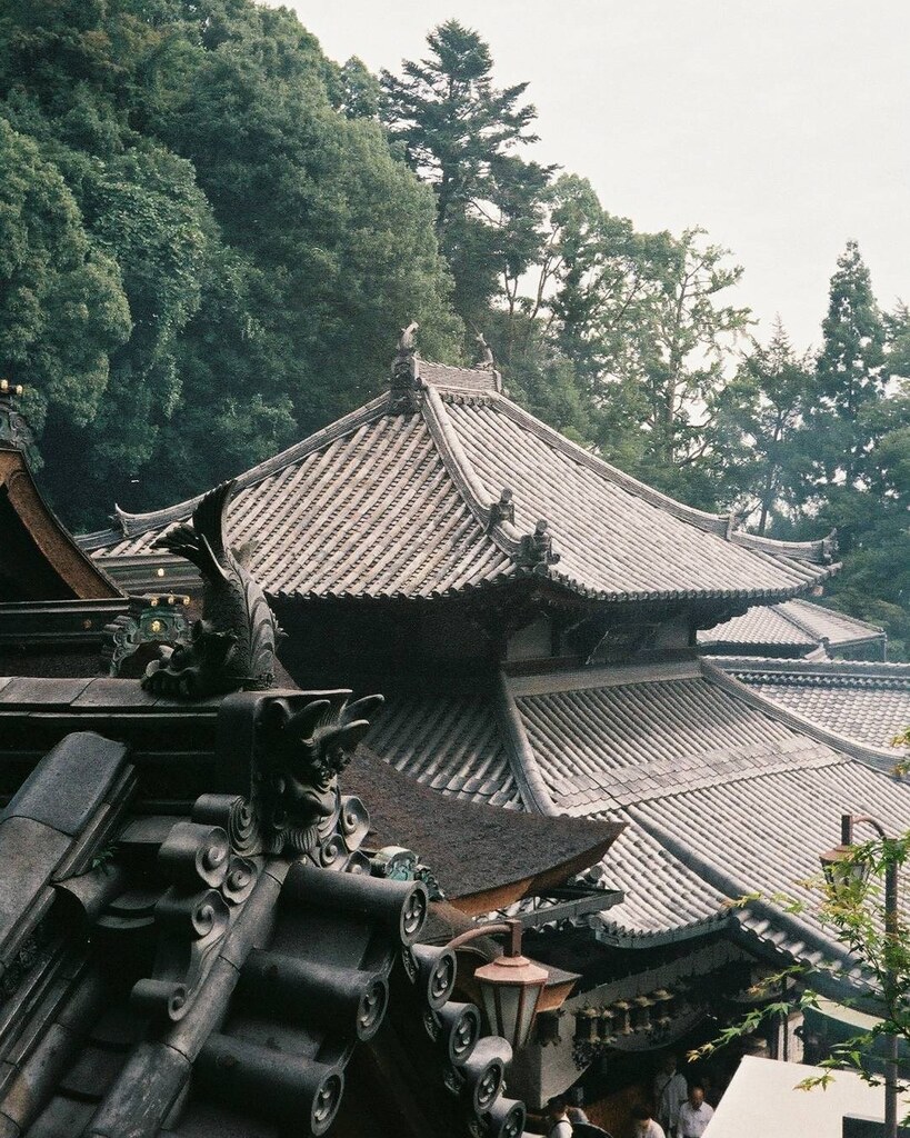 宝山寺の凛々しい鬼瓦