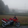 霧とバイクと電車