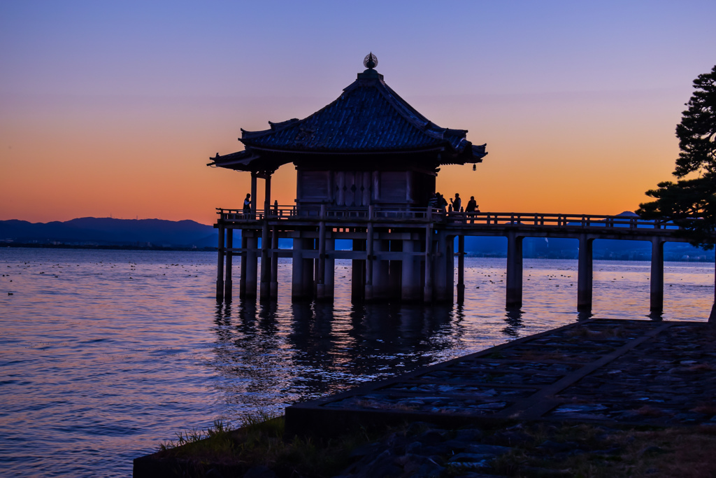 夕暮れ時の浮御堂