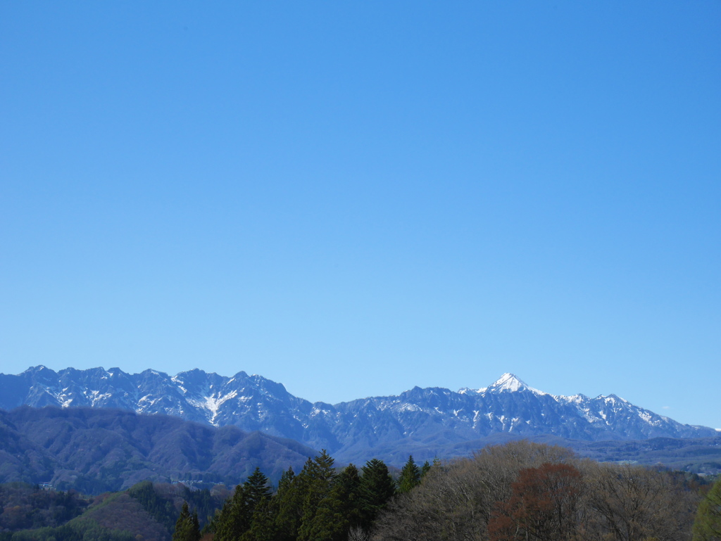 遠くに高妻山を見る