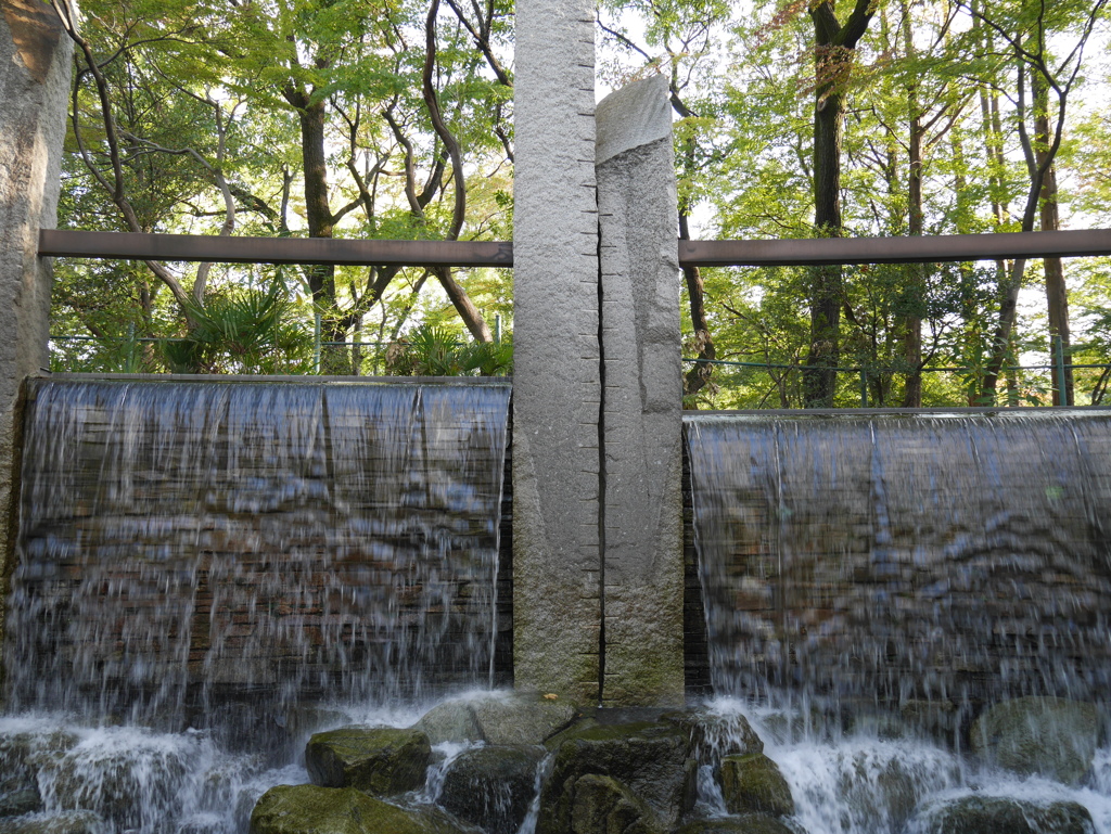 蚕糸の森公園の滝