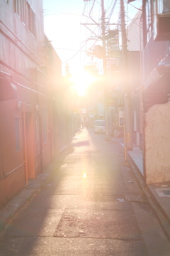 いつもの路地で白飛びましょう