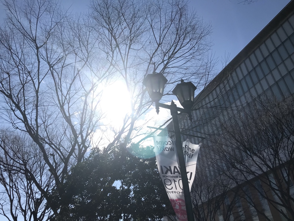 2月の街の昼下がり