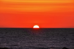 水平線に沈む夕日。