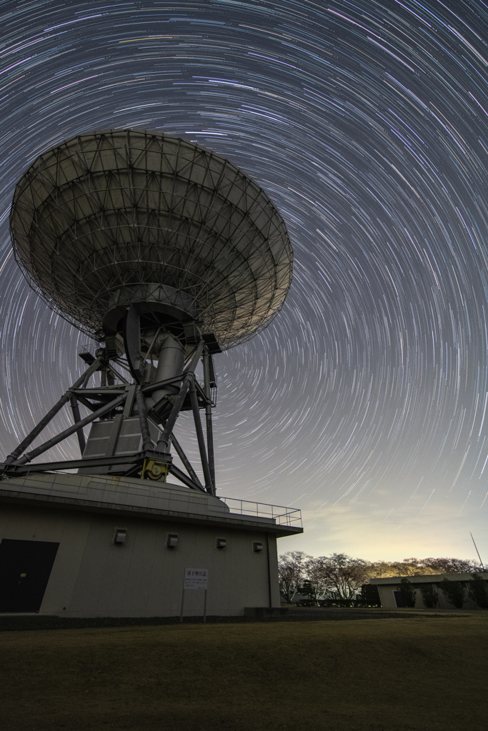 パラボラアンテナと星空