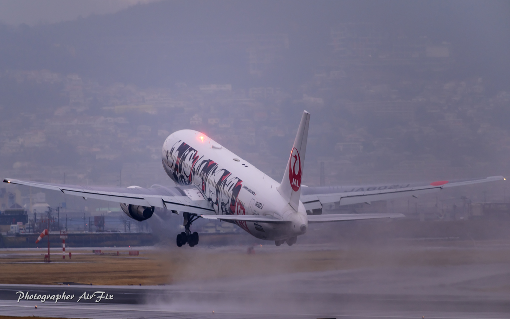 Itami Airport of rain JA602J Ⅱ