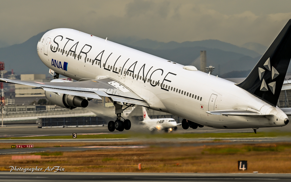 ITM ANA Boeing 767-381-ER