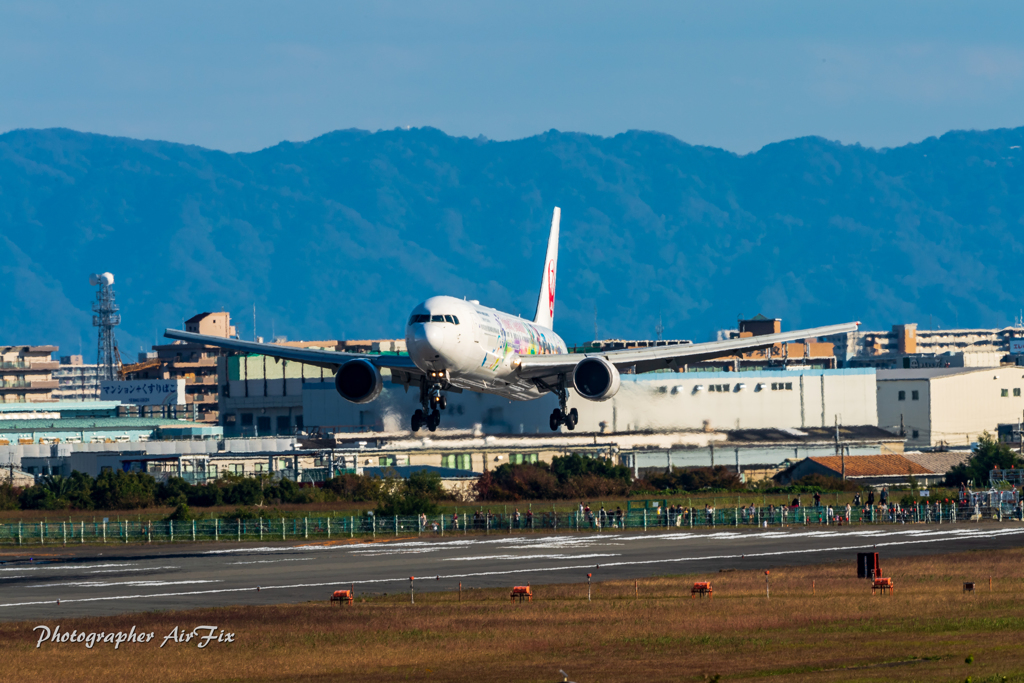 runway32left cleared to land JA612J