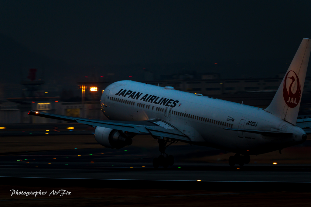ダーク JAL JA623J