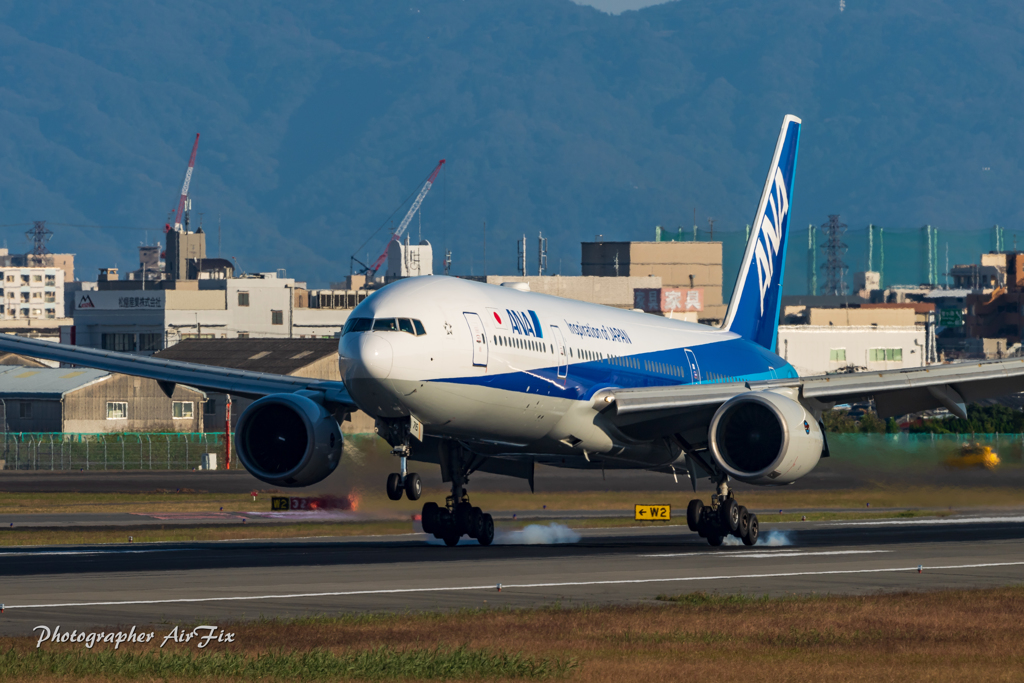 Touch down smoke ANA JA715A