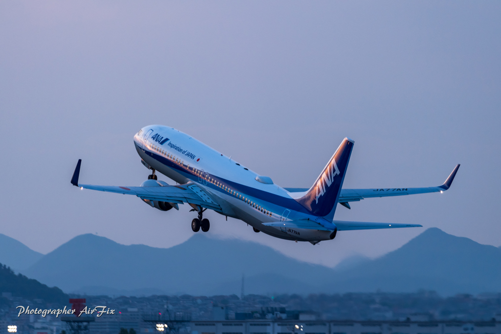Boeing 737-881 Take-off