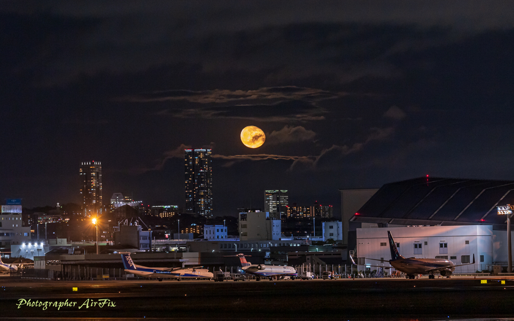 Airport moon by Air Fix （ID：10020810） - 写真共有サイト:PHOTOHITO