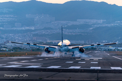 千里川からのスポット ANA B777  touchdown