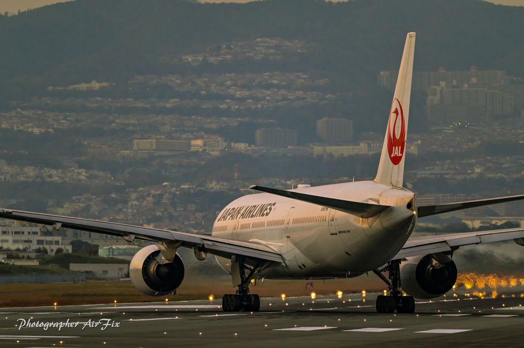 夕刻のJAL JA8977