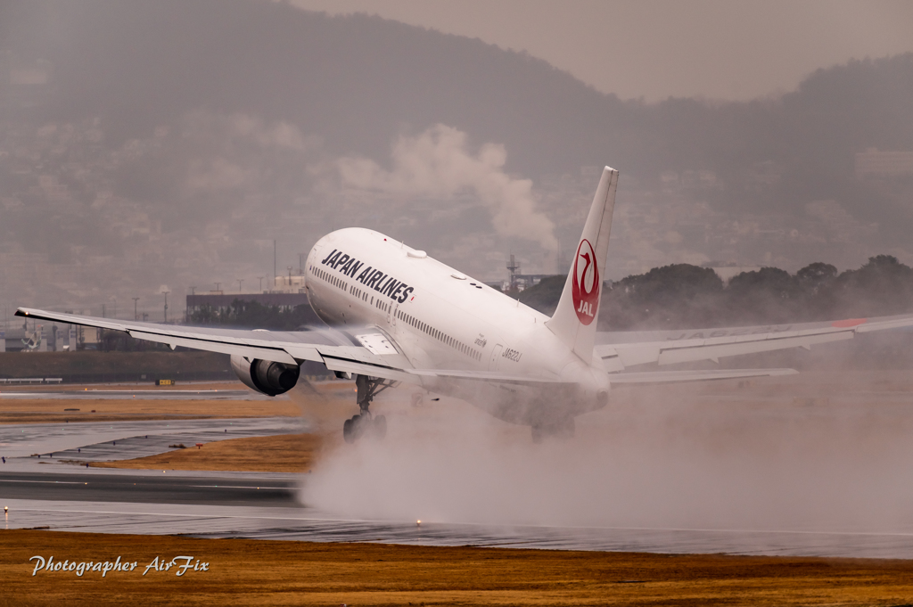 Itami Airport of rain JA622J