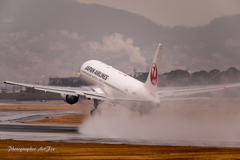 Itami Airport of rain JA622J