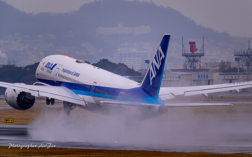 Itami Airport of rain JA825A