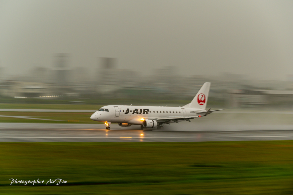 Bad weather J-AIR E17
