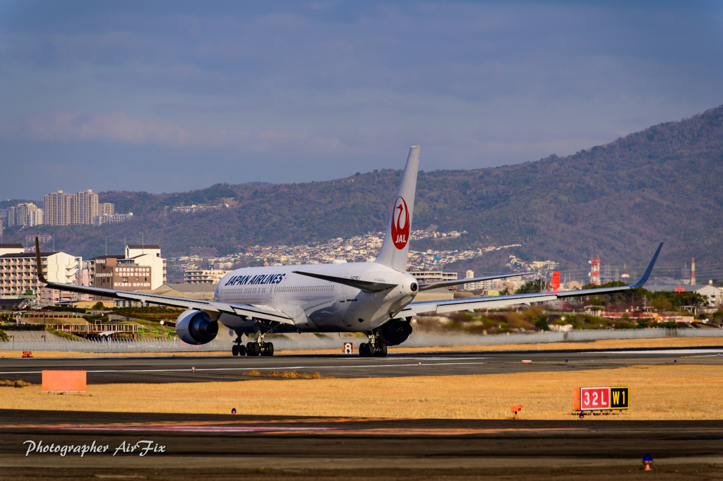 Senrigawa in JAL JA608J 成田便 ②