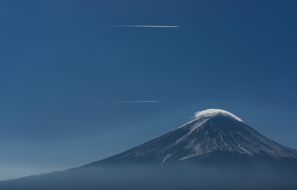 飛行機雲と富士山