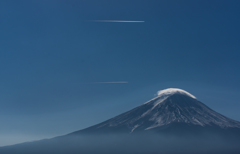 飛行機雲と富士山