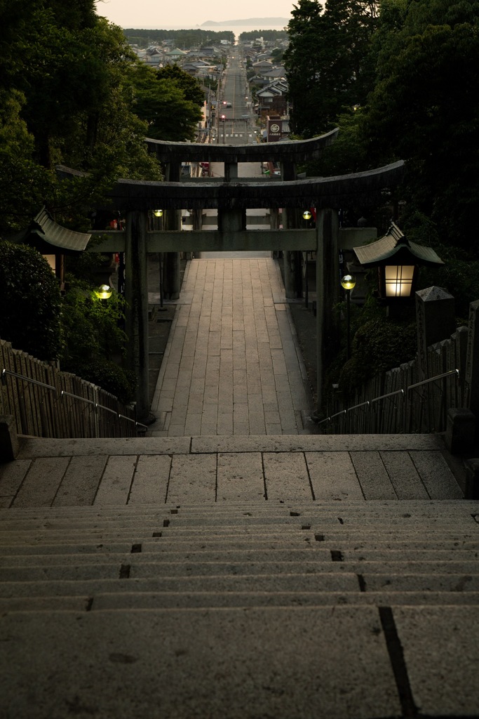 時期的に夕陽は海に沈まず…（宮地嶽神社）