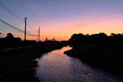 夜明けの川