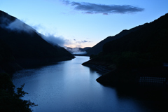 夜明けのダム湖