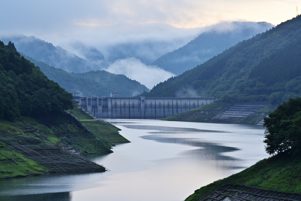 小雨のダム湖