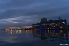 日没後の港町