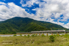 雄大な景色の中で走るタロコ号