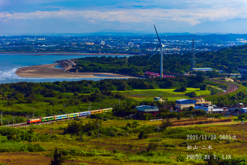 観光列車と風力発電機