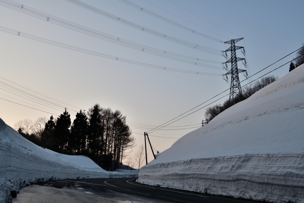 雪の山越え谷を越え