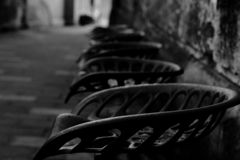 街の古びた椅子