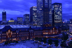 青い夜の東京駅