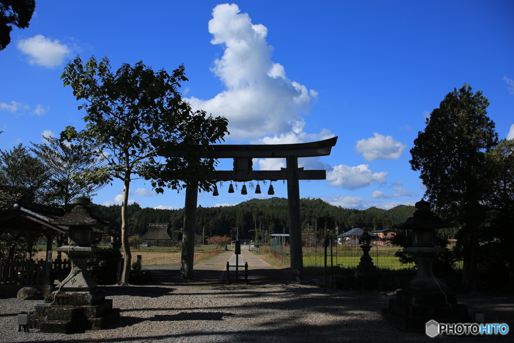 神社と雲