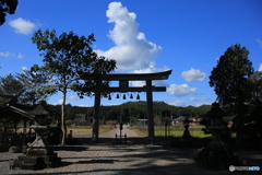 神社と雲