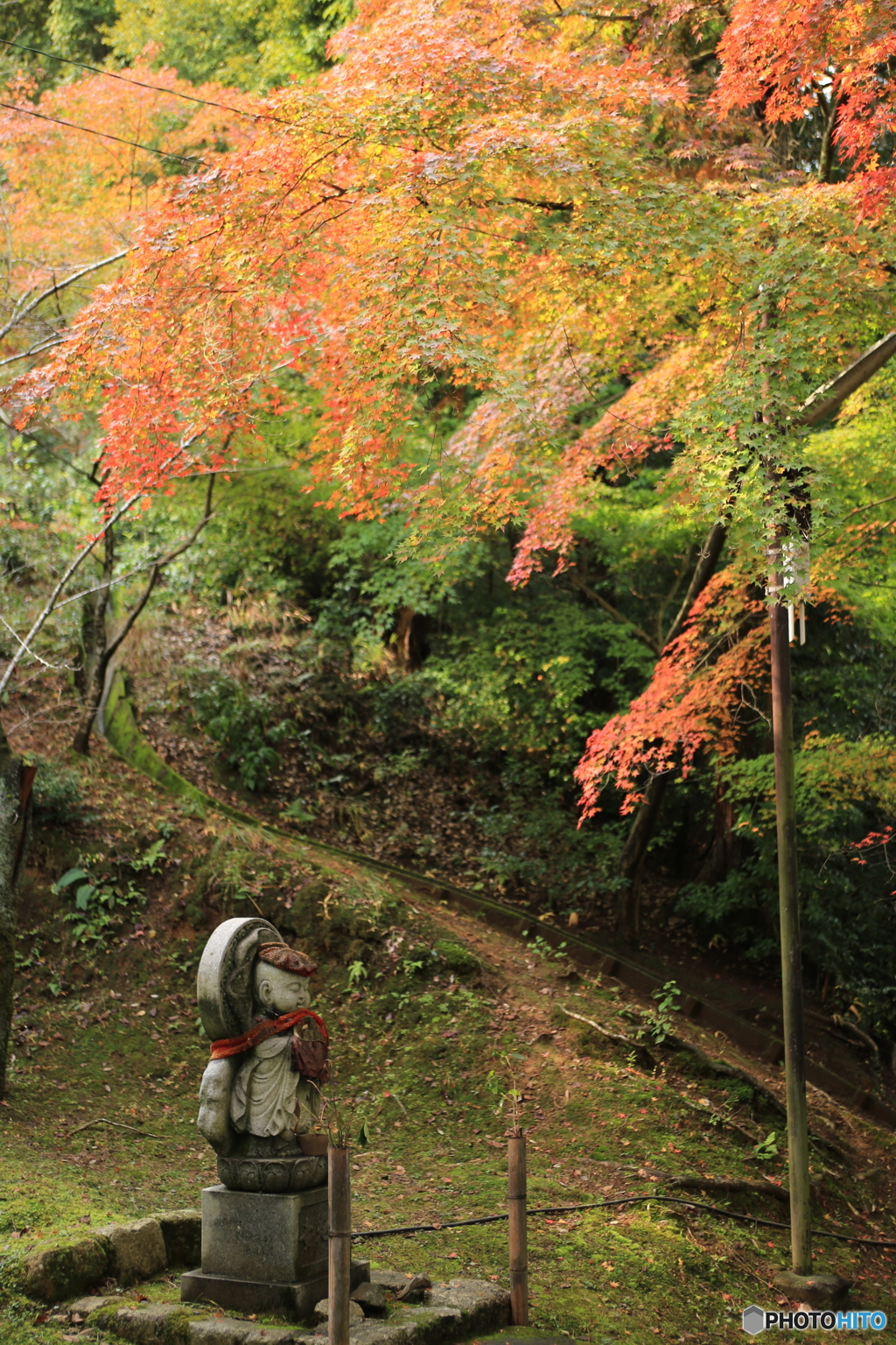 お地蔵さんと薄い紅葉