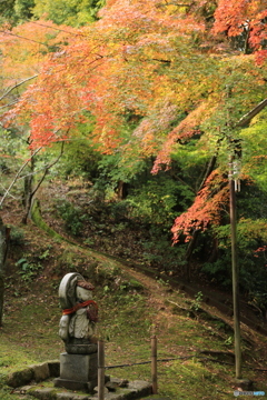 お地蔵さんと薄い紅葉