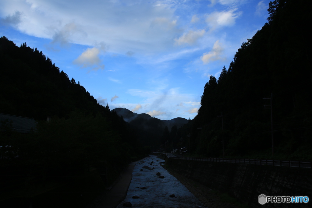 早朝の空・川