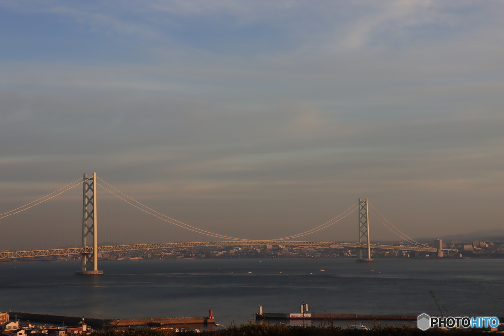 朝焼けの明石大橋