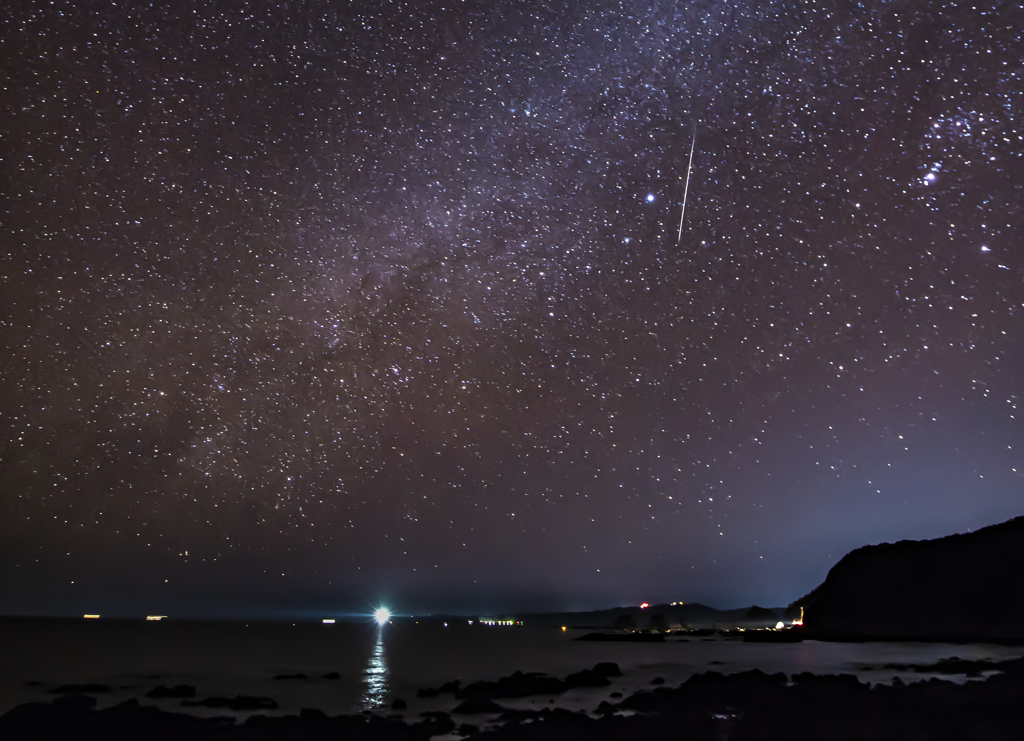 潮岬灯台とふたご座流星群3