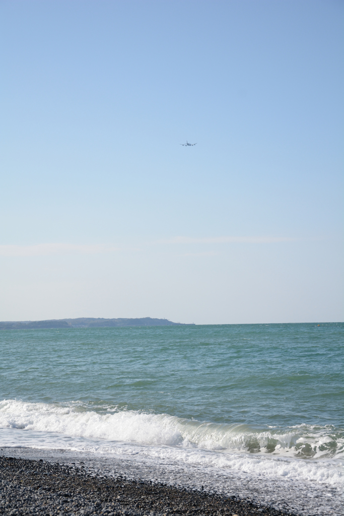 海とかすかに飛行機