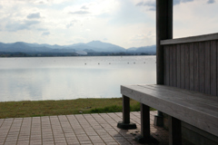 湖畔のベンチ　